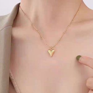 Glossy love necklace girl